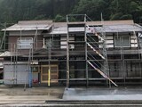 屋根の塗装工事中です。